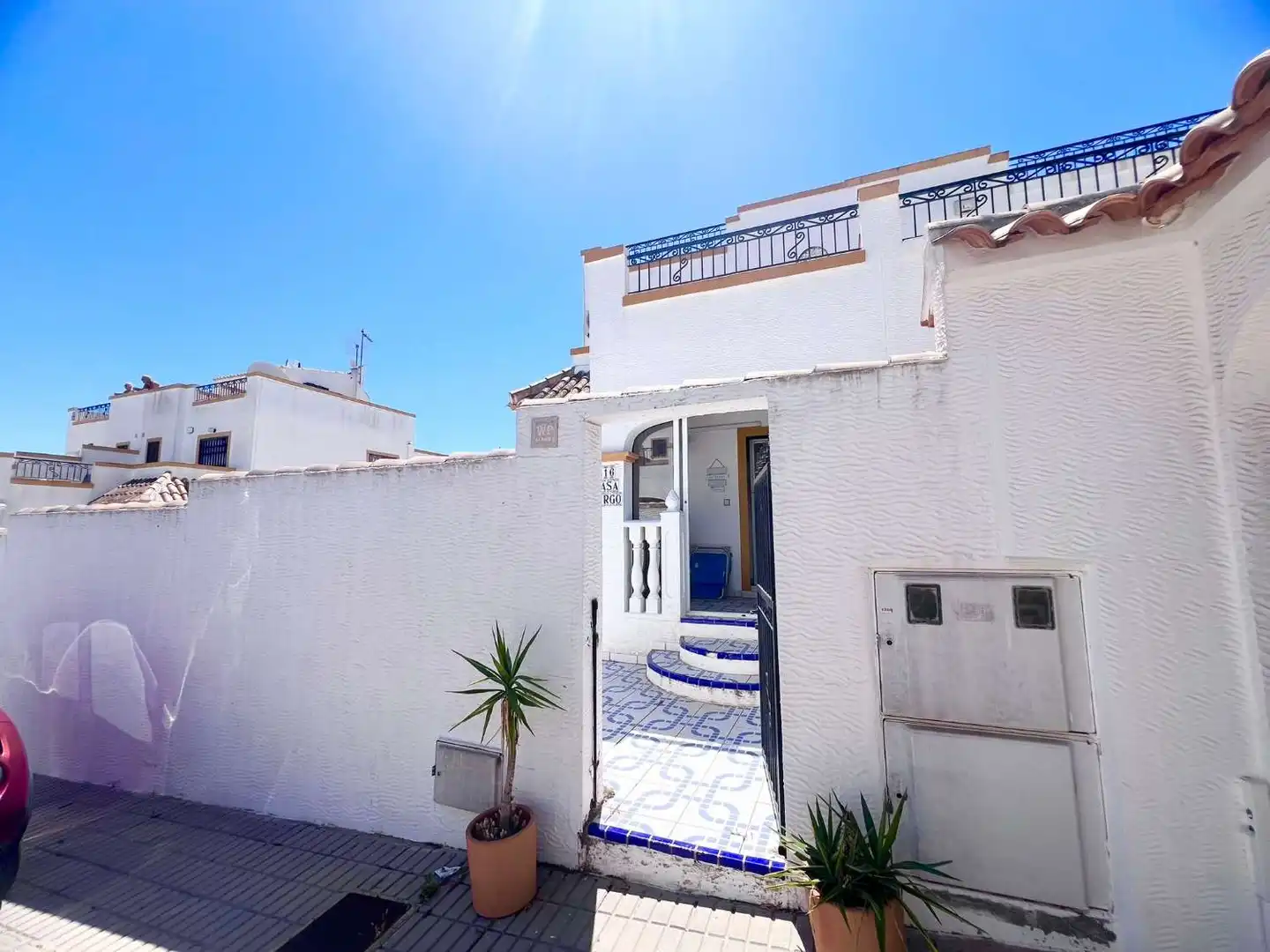 Außenansicht von Einfamilien-Reihenhaus zum Verkauf in Torrevieja mit Klimaanlage, Terrasse und Schwimmbad