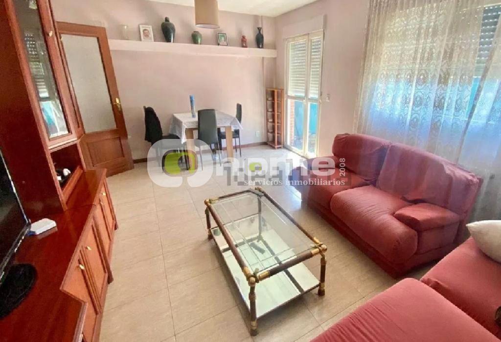 Sala d'estar de Casa adosada en venda en Peleas de Abajo amb Calefacció