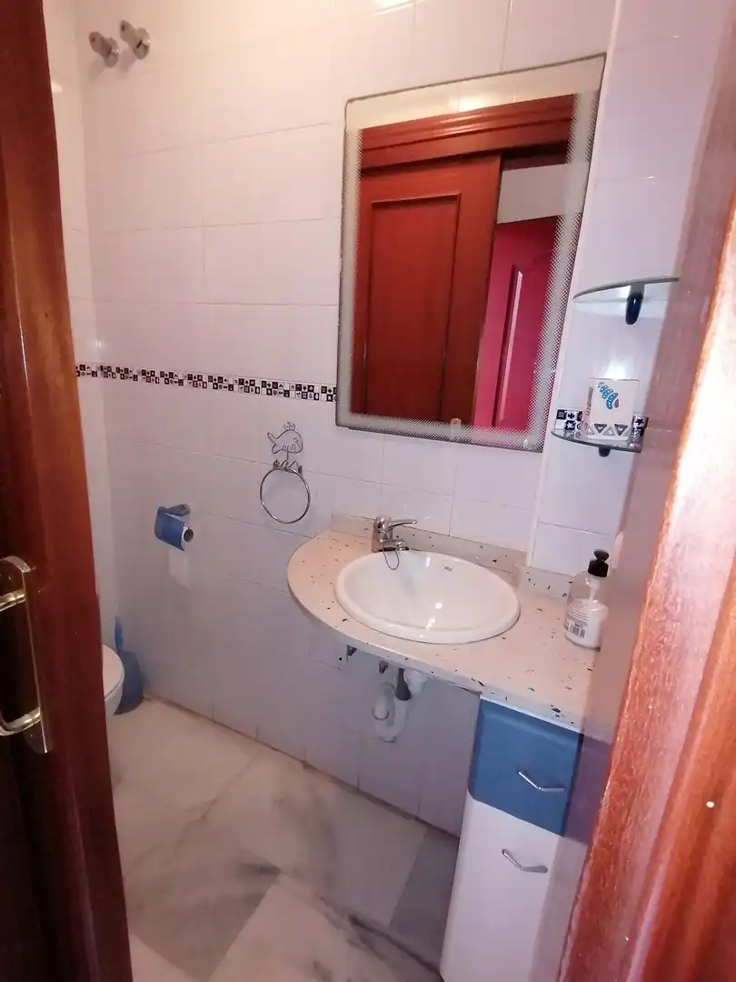 Bany de Casa adosada de lloguer en Algeciras amb Jardí privat, Terrassa i Traster