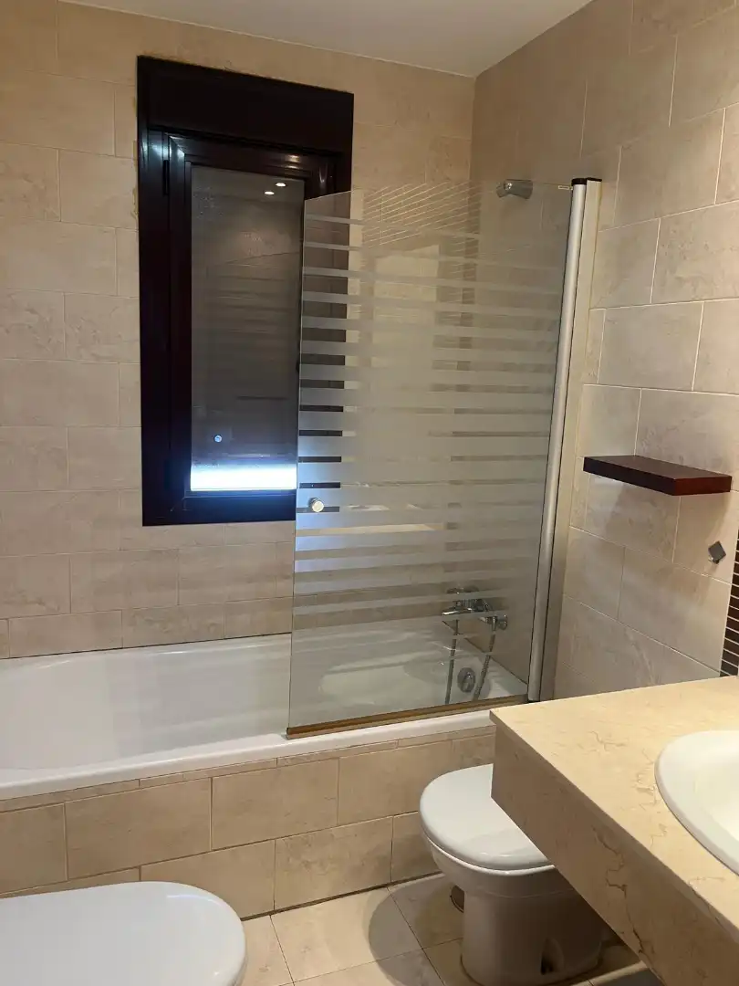 Baño de Piso de alquiler en Ciudad Real con Aire acondicionado, Calefacción y Trastero