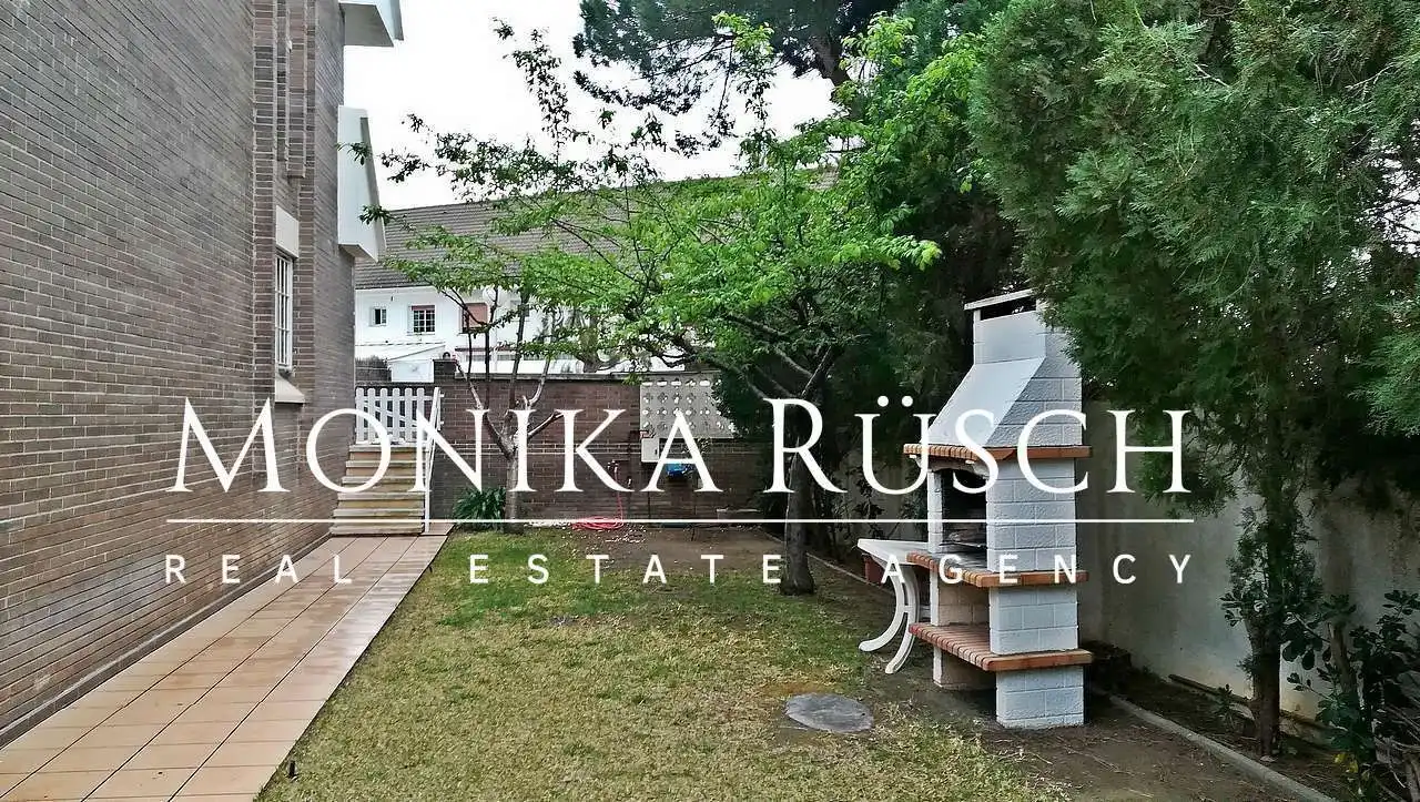 Vista exterior de Casa adosada en venda en Castelldefels amb Calefacció, Jardí privat i Terrassa