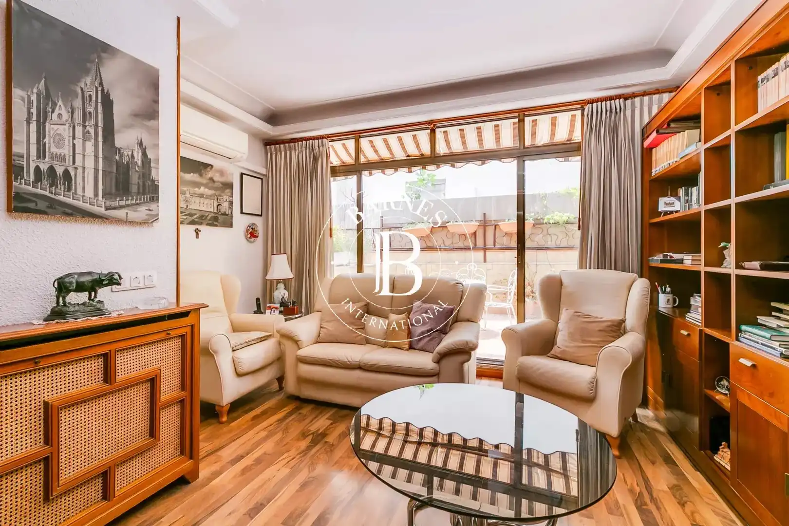 Sala d'estar de Casa o xalet en venda en Madrid amb Aire condicionat, Calefacció i Jardí privat