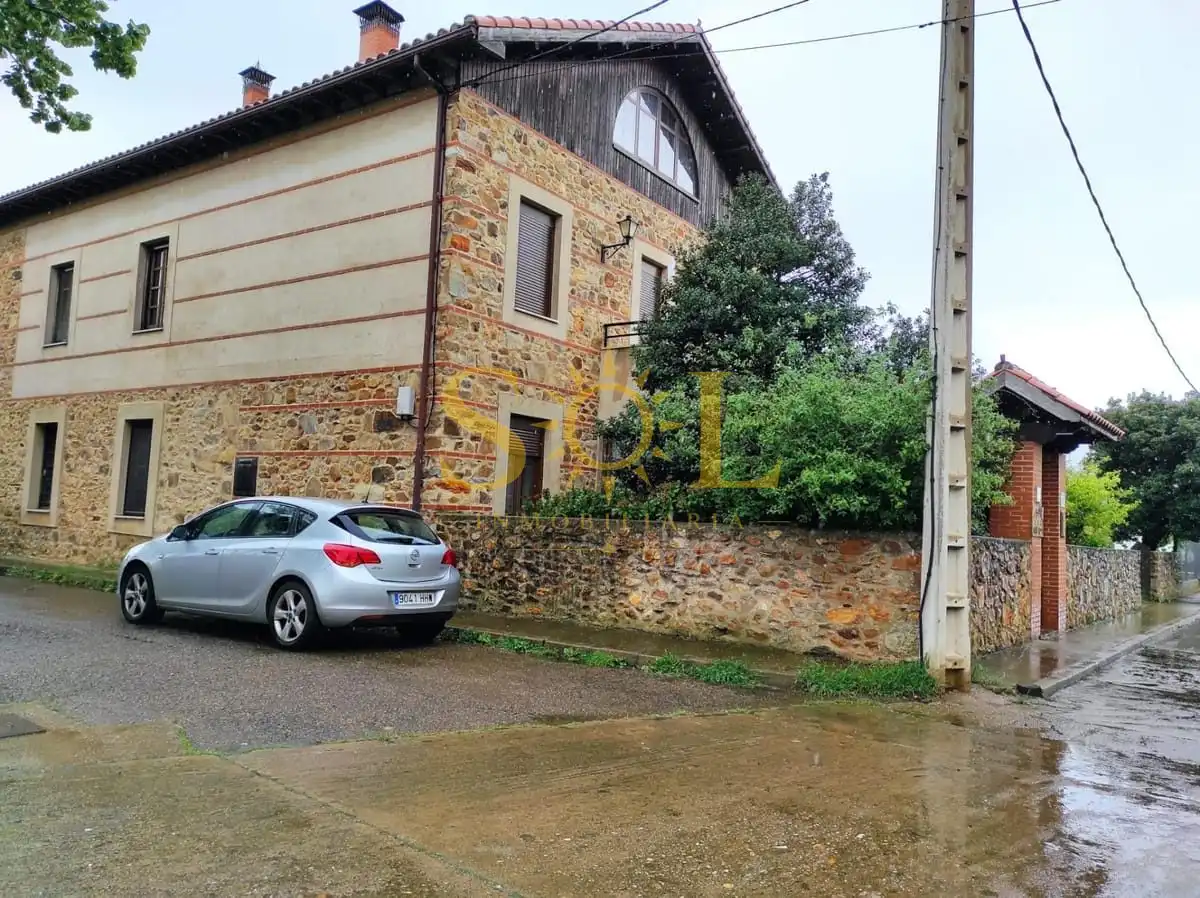 Außenansicht von Gebäude zum Verkauf in Luyego
