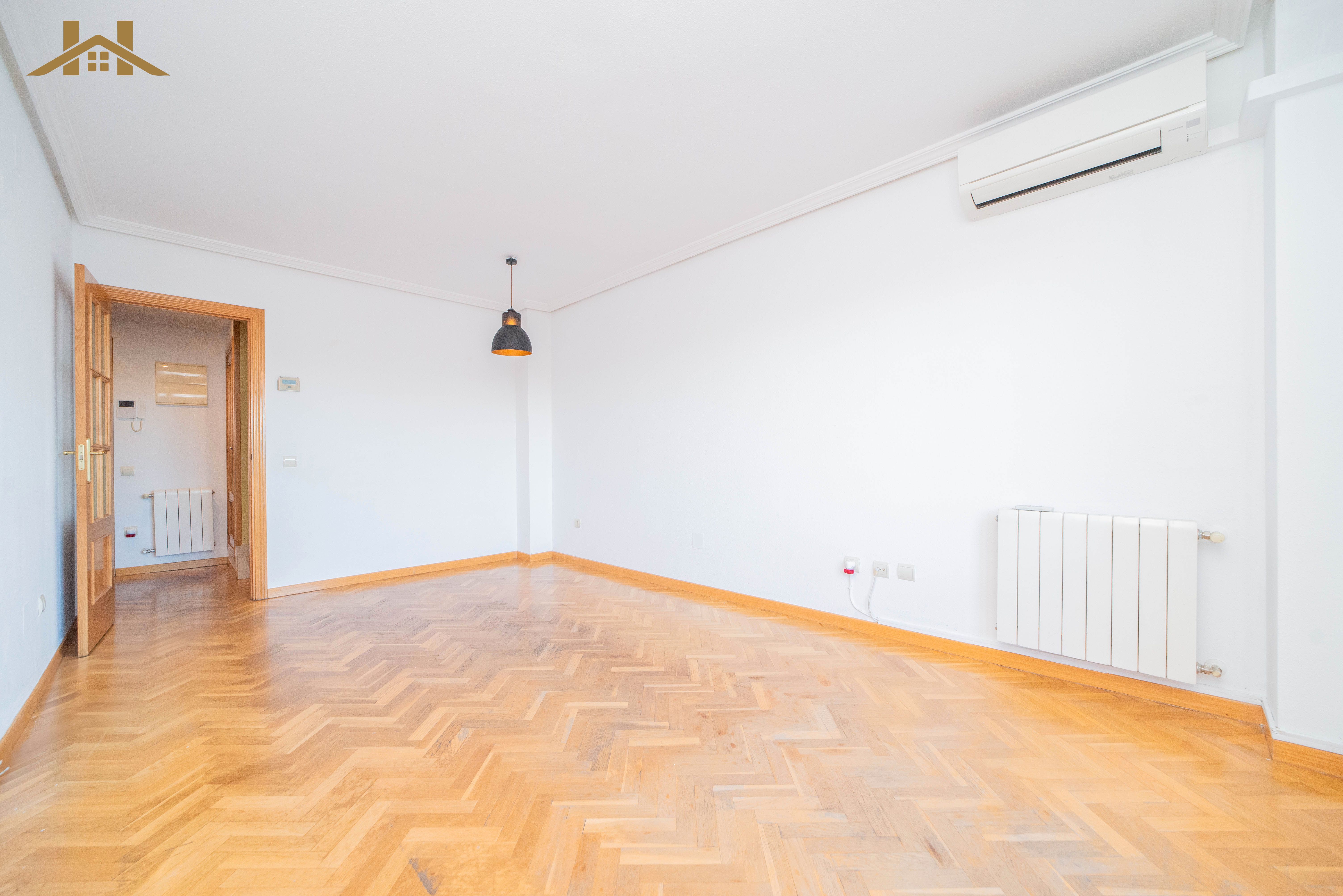Sala d'estar de Dúplex en venda en Sevilla la Nueva amb Aire condicionat, Calefacció i Parquet