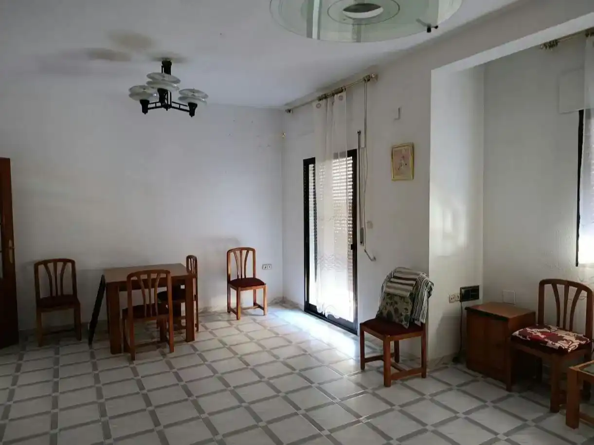Sala d'estar de Pis en venda en Pinos Puente amb Jardí privat, Traster i Balcó