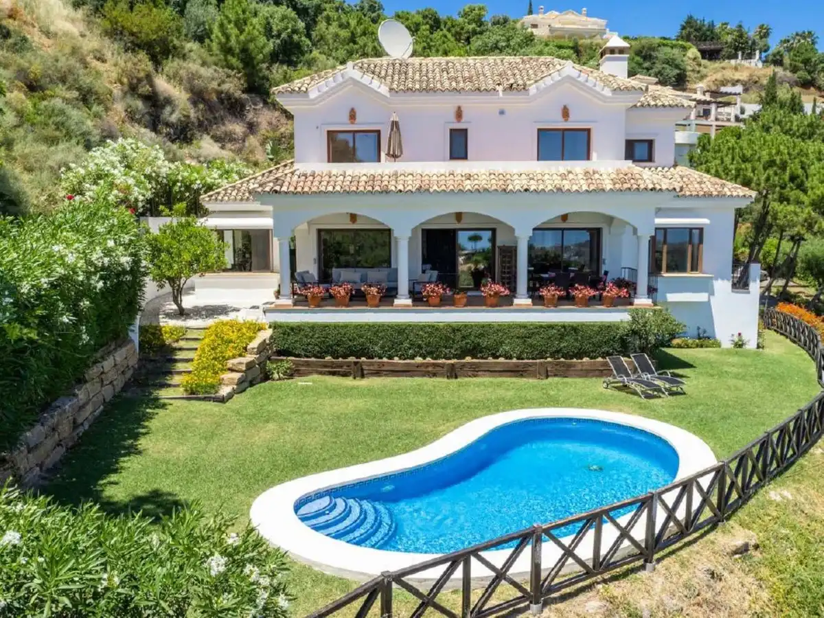Chalet con piscina en venta en Benahavís pueblo