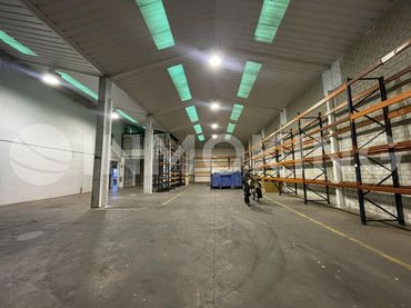 Nave industrial con ascensor en venta en Montserrat - Parque Empresarial
