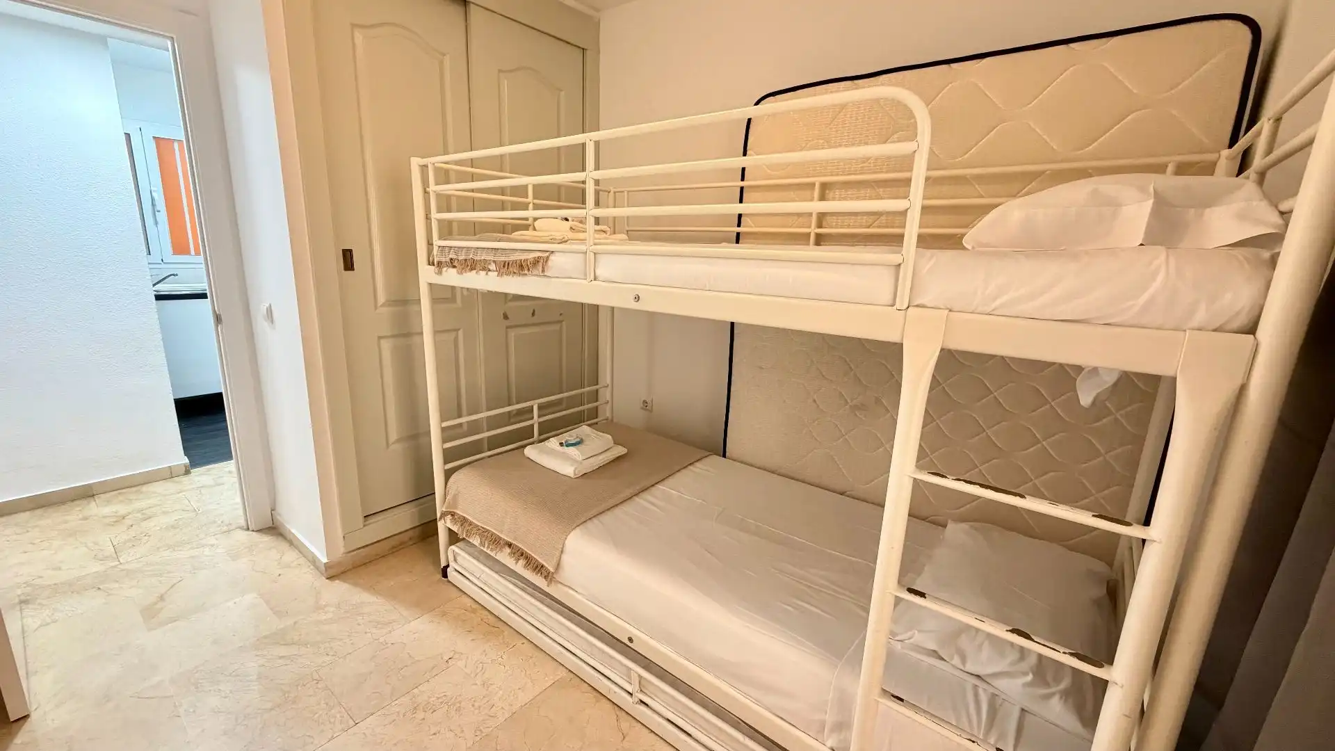Habitación de Apartamento de alquiler en Benalmádena con Aire acondicionado, Calefacción y Terraza