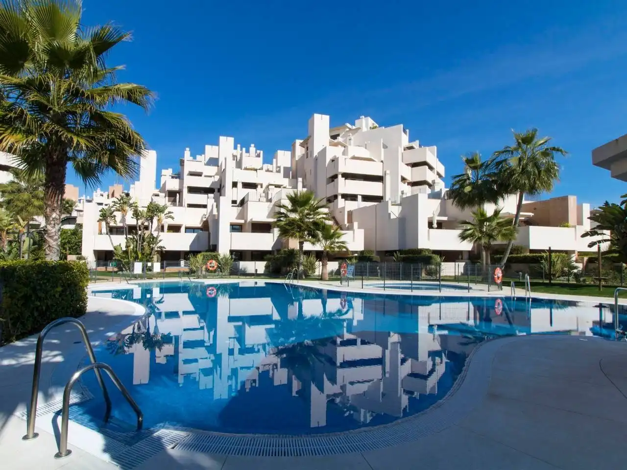 Vista exterior de Apartament de lloguer en Estepona amb Aire condicionat, Calefacció i Jardí privat