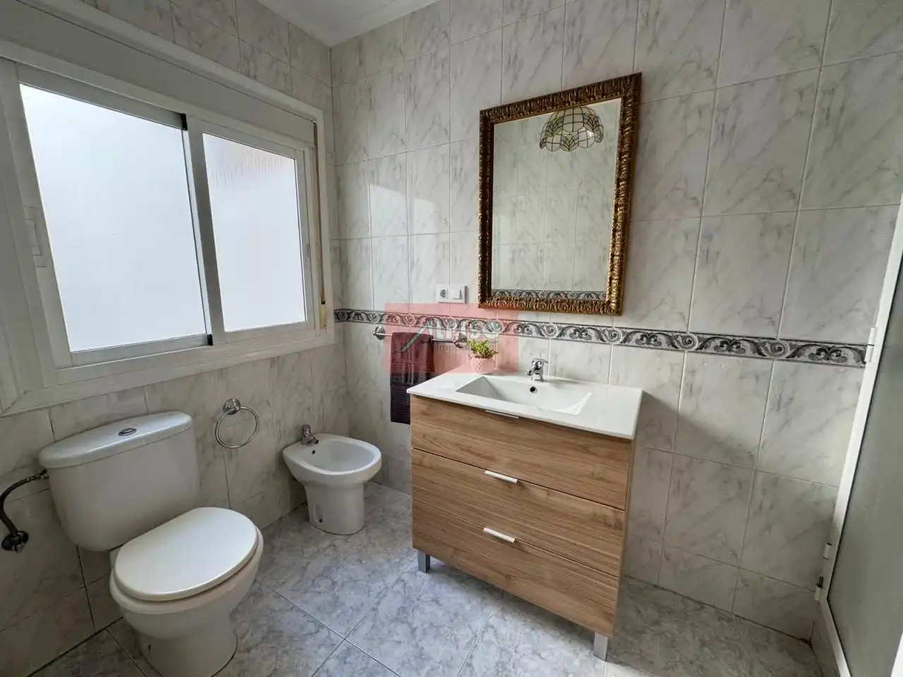 Bany de Apartament de lloguer en Ourense Capital  amb Calefacció i Moblat