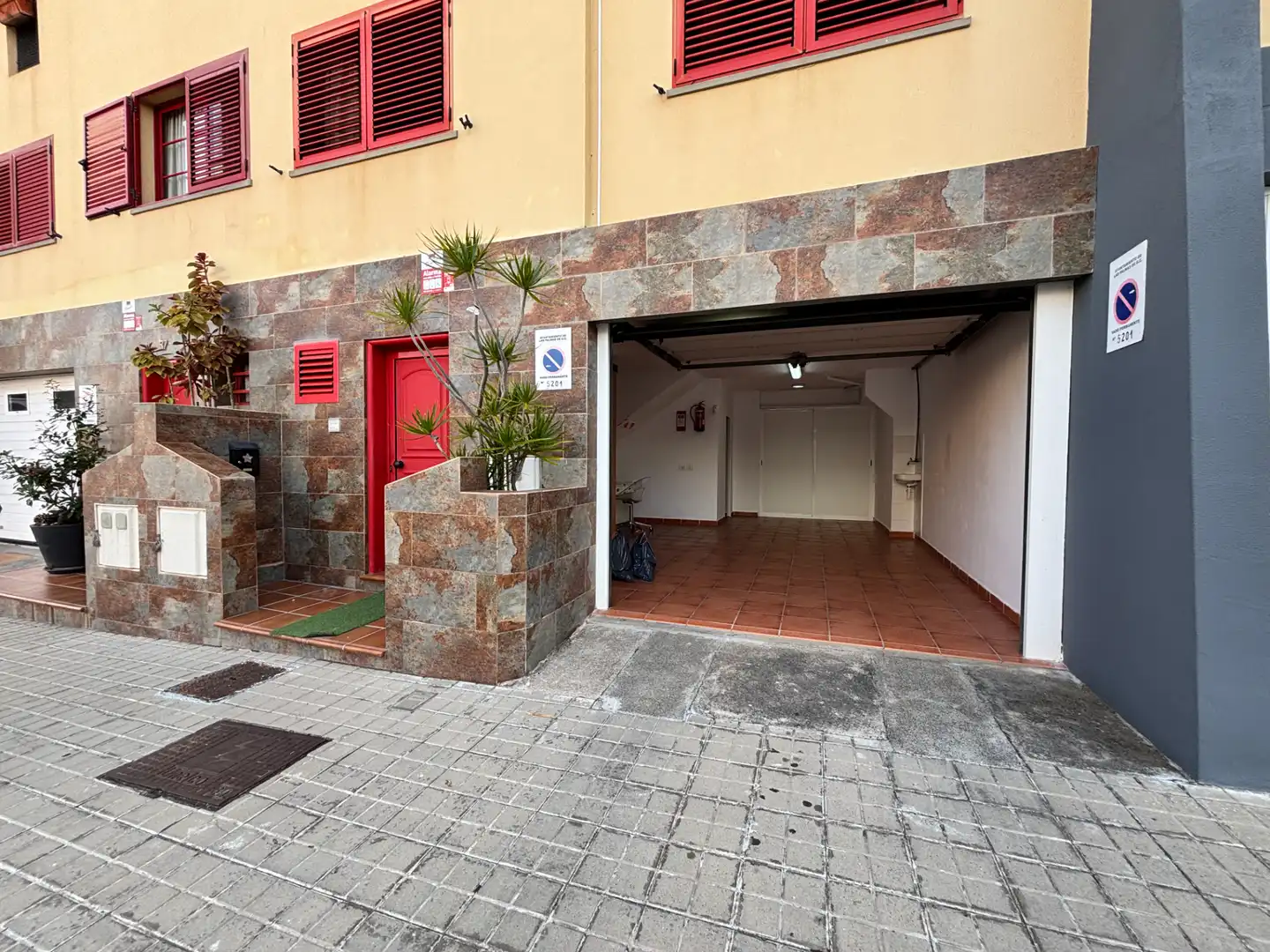 Parkplatz von Einfamilien-Reihenhaus zum Verkauf in Las Palmas de Gran Canaria mit Terrasse und Abstellraum