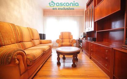 Sala d'estar de Pis en venda en Basauri  amb Balcó