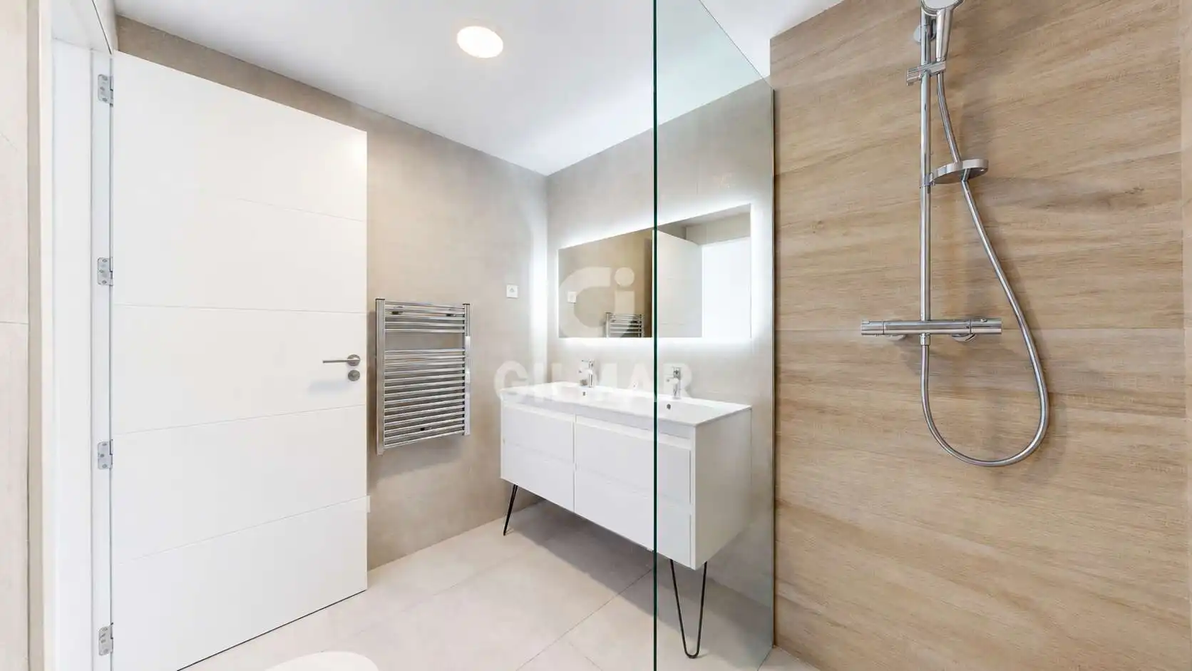 Baño de Piso en venta en Torremolinos con Calefacción, Jardín privado y Trastero
