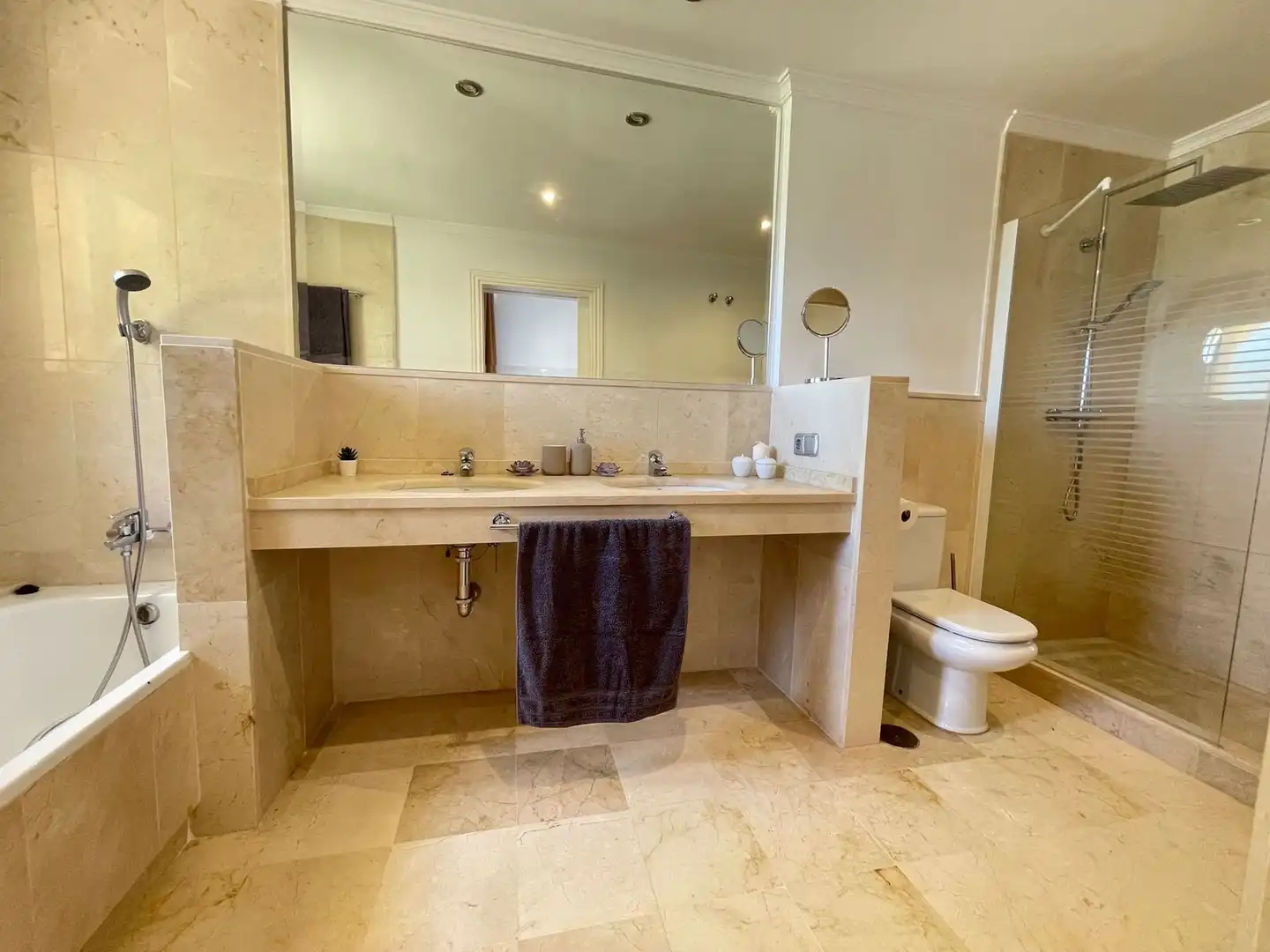Baño de Apartamento en venta en Benahavís con Terraza, Amueblado y Piscina comunitaria