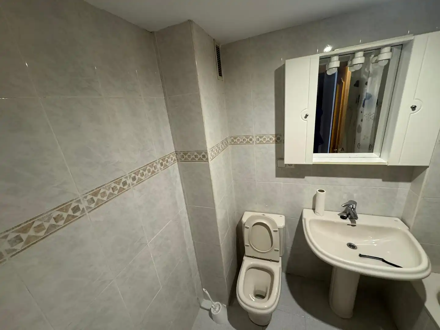 Baño de Piso de alquiler en Burjassot con Amueblado y Balcón