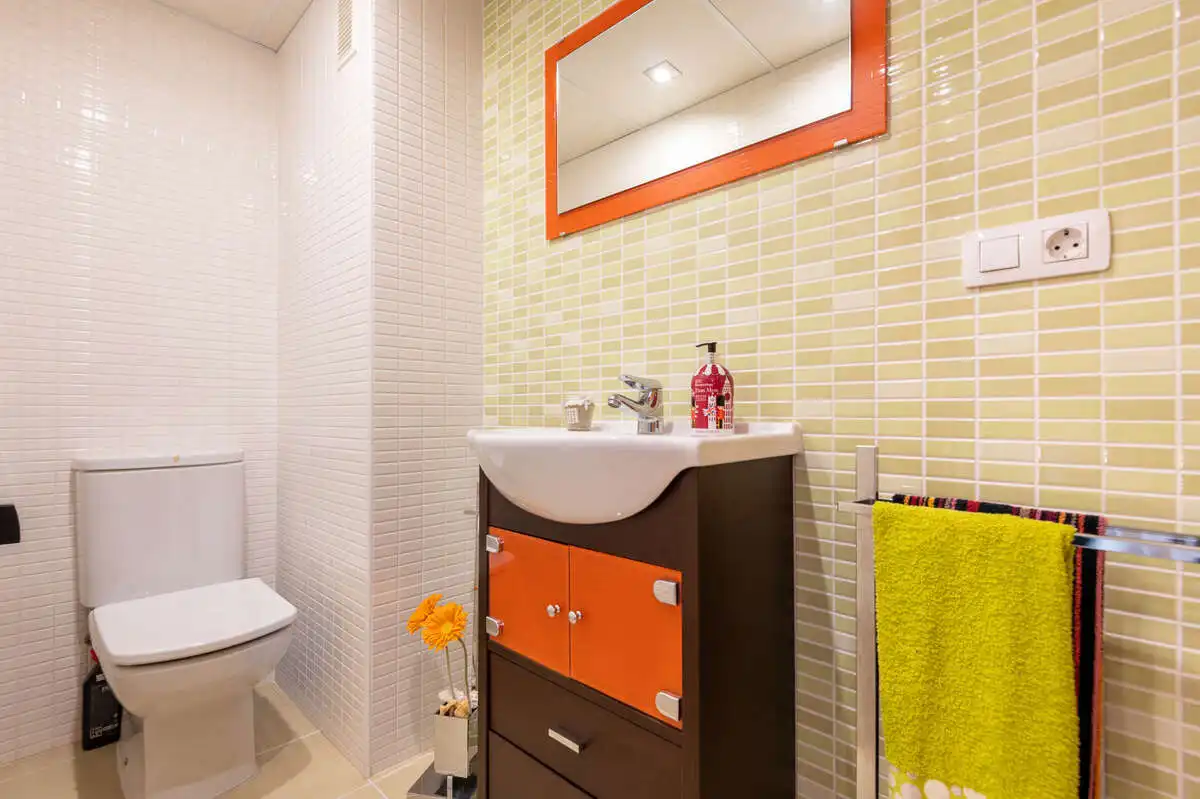 Baño de Casa adosada en venta en Les Alqueries / Alquerías del Niño Perdido con Aire acondicionado, Calefacción y Jardín privado