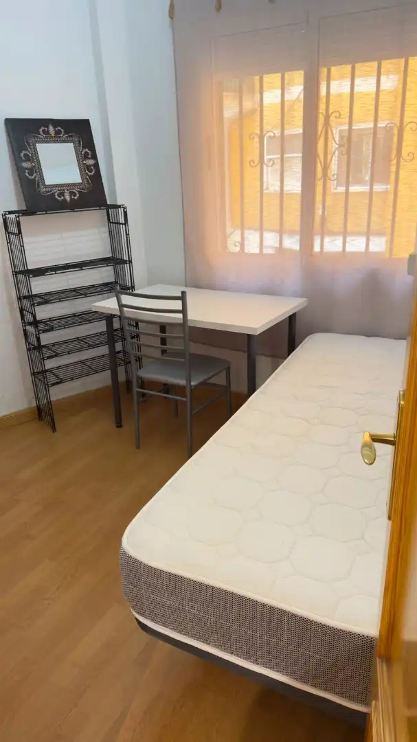 Schlafzimmer von Wohnung zur Miete in Granada mit Waschmaschine