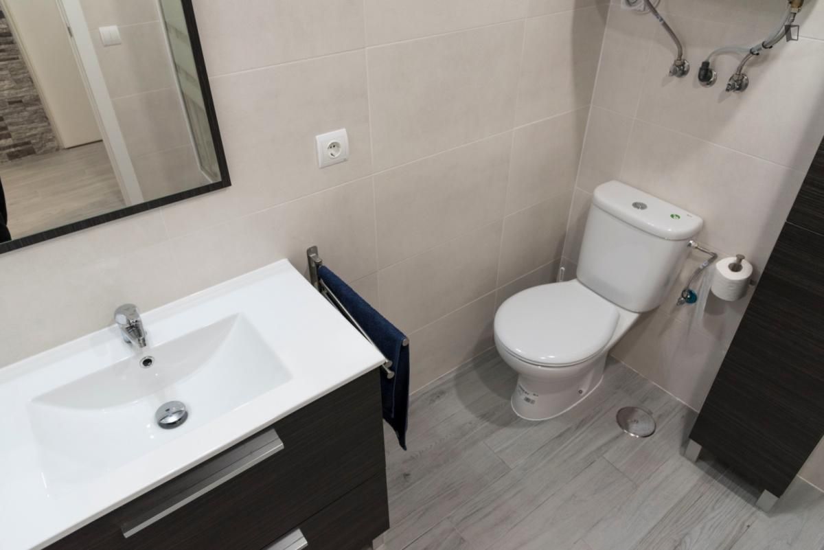 Bathroom of Apartment to rent in  Madrid Capital  with Air Conditioner, Furnished and Oven