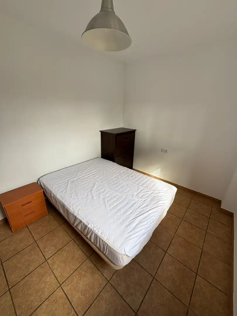 Dormitori de Apartament de lloguer en Dos Hermanas amb Aire condicionat, Terrassa i Moblat