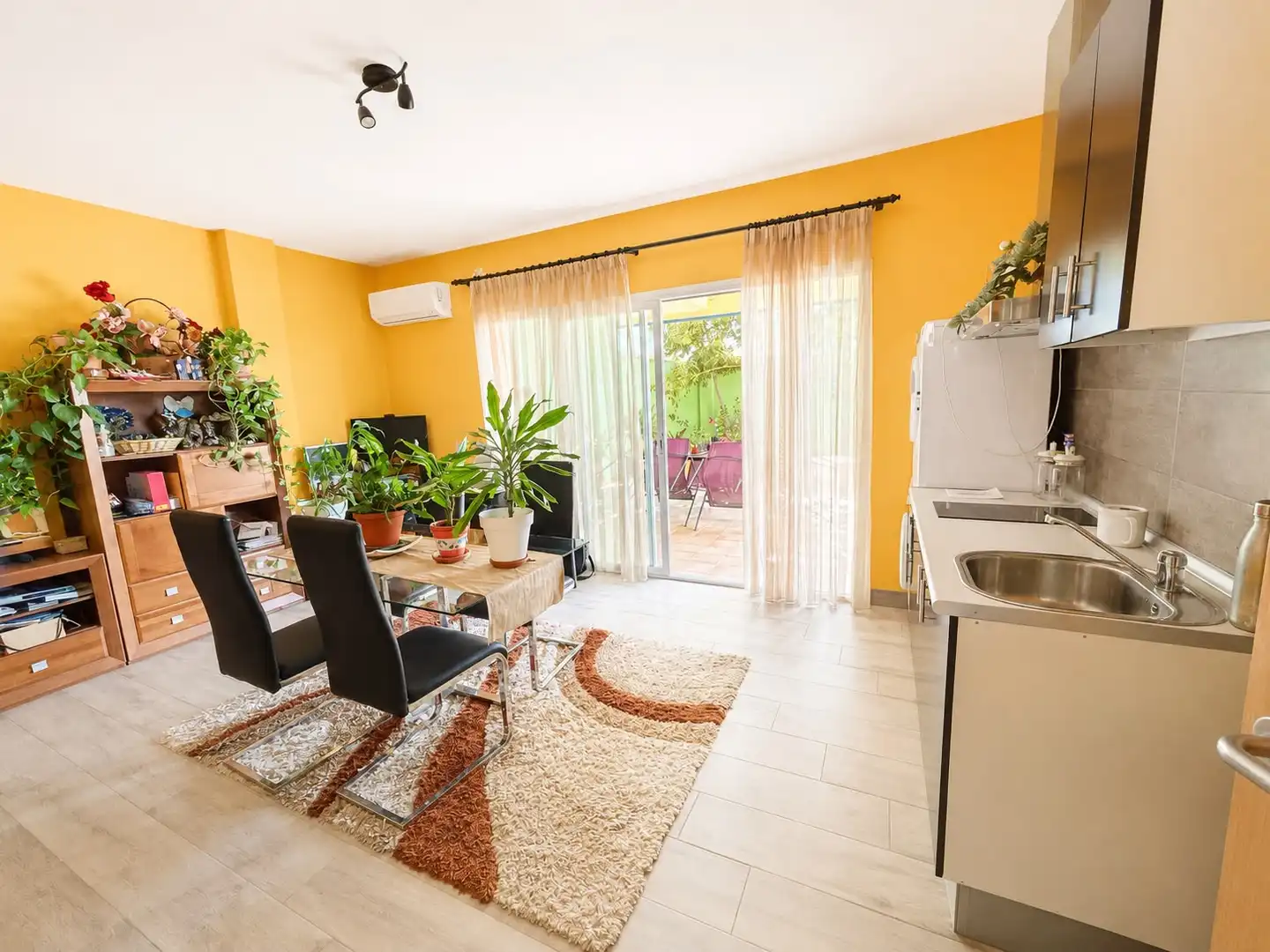 Sala de estar de Casa adosada en venta en Poblete con Aire acondicionado, Calefacción y Jardín privado