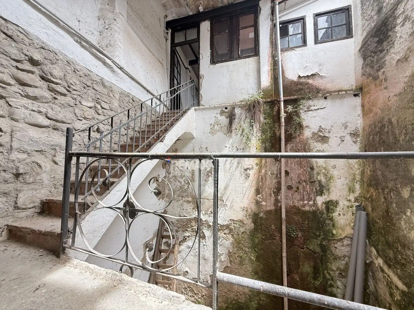 Vista exterior de Casa o xalet en venda en Besalú amb Parquet i Terrassa