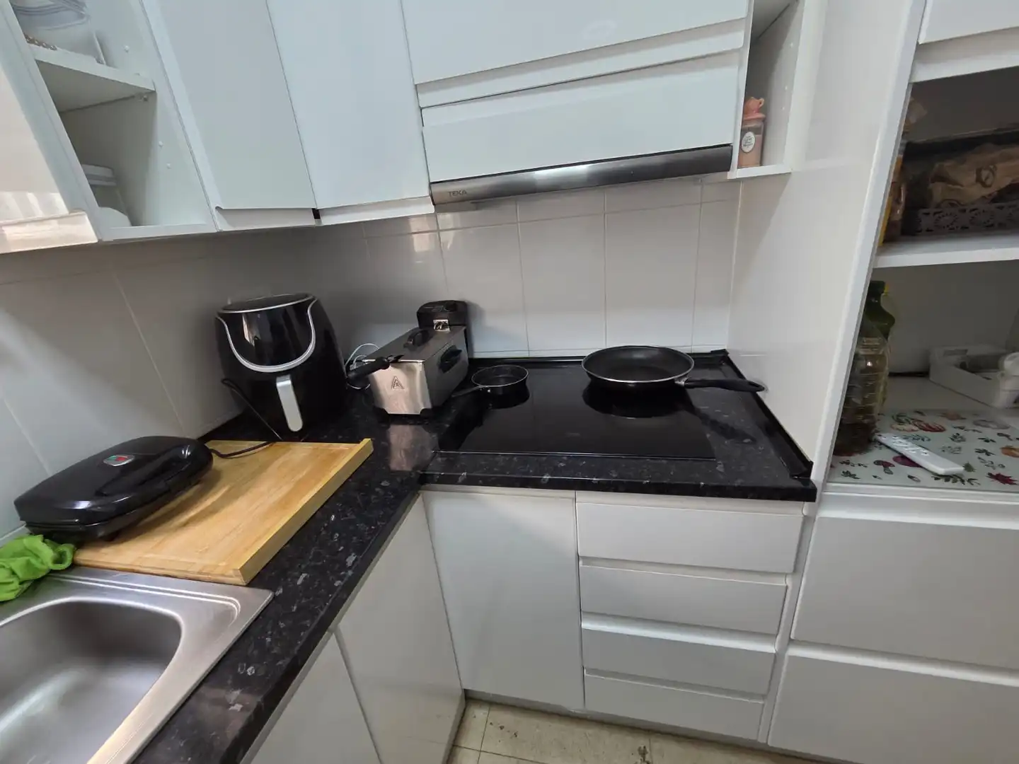 Küche von Wohnung zum Verkauf in Vila-real mit Klimaanlage, Abstellraum und Ofen
