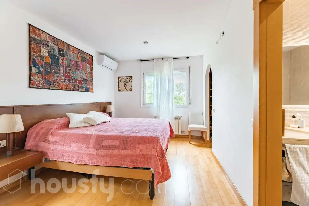 Dormitori de Casa o xalet en venda en Sant Cugat del Vallès amb Aire condicionat, Calefacció i Jardí privat