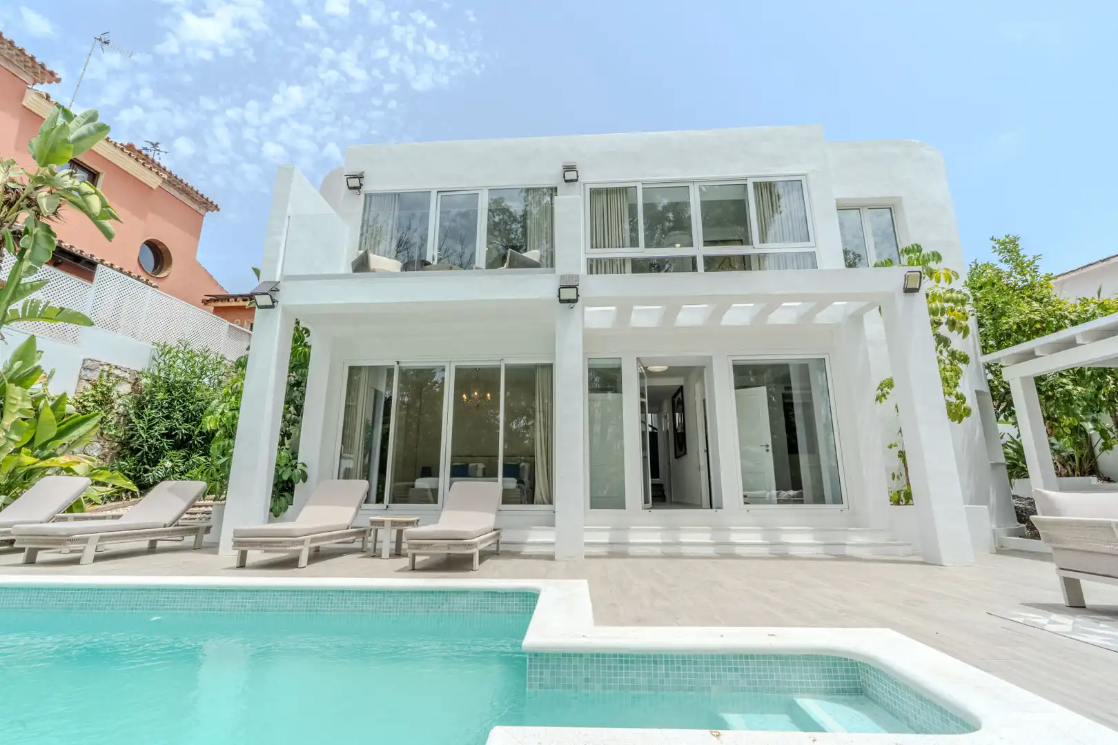 Vista exterior de Casa o xalet de lloguer en Marbella amb Aire condicionat, Calefacció i Jardí privat