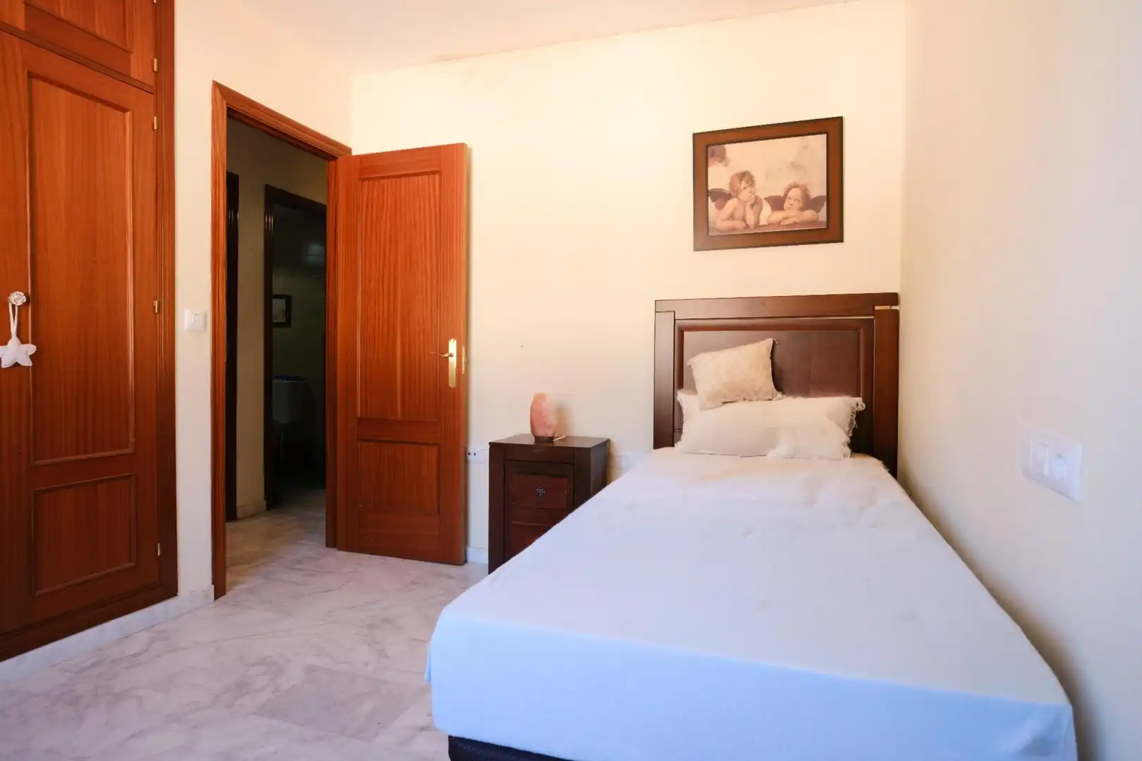 Schlafzimmer von Dachboden zum Verkauf in Pilas mit Klimaanlage und Terrasse