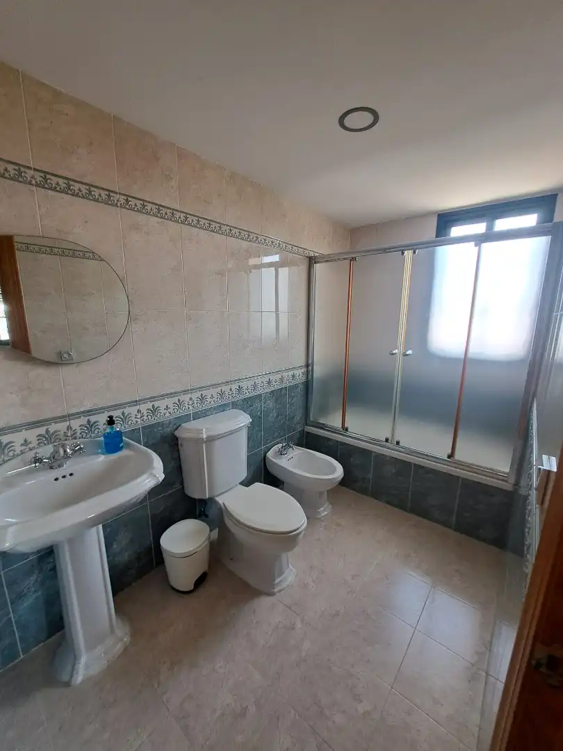 Bany de Casa o xalet en venda en Dos Hermanas amb Aire condicionat, Terrassa i Forn