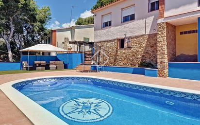 Piscina de Casa o xalet en venda en Cubelles amb Aire condicionat, Jardí privat i Terrassa