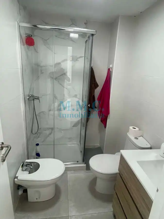 Badezimmer von Wohnung zur Miete in Roquetas de Mar mit Klimaanlage, Terrasse und Möbliert