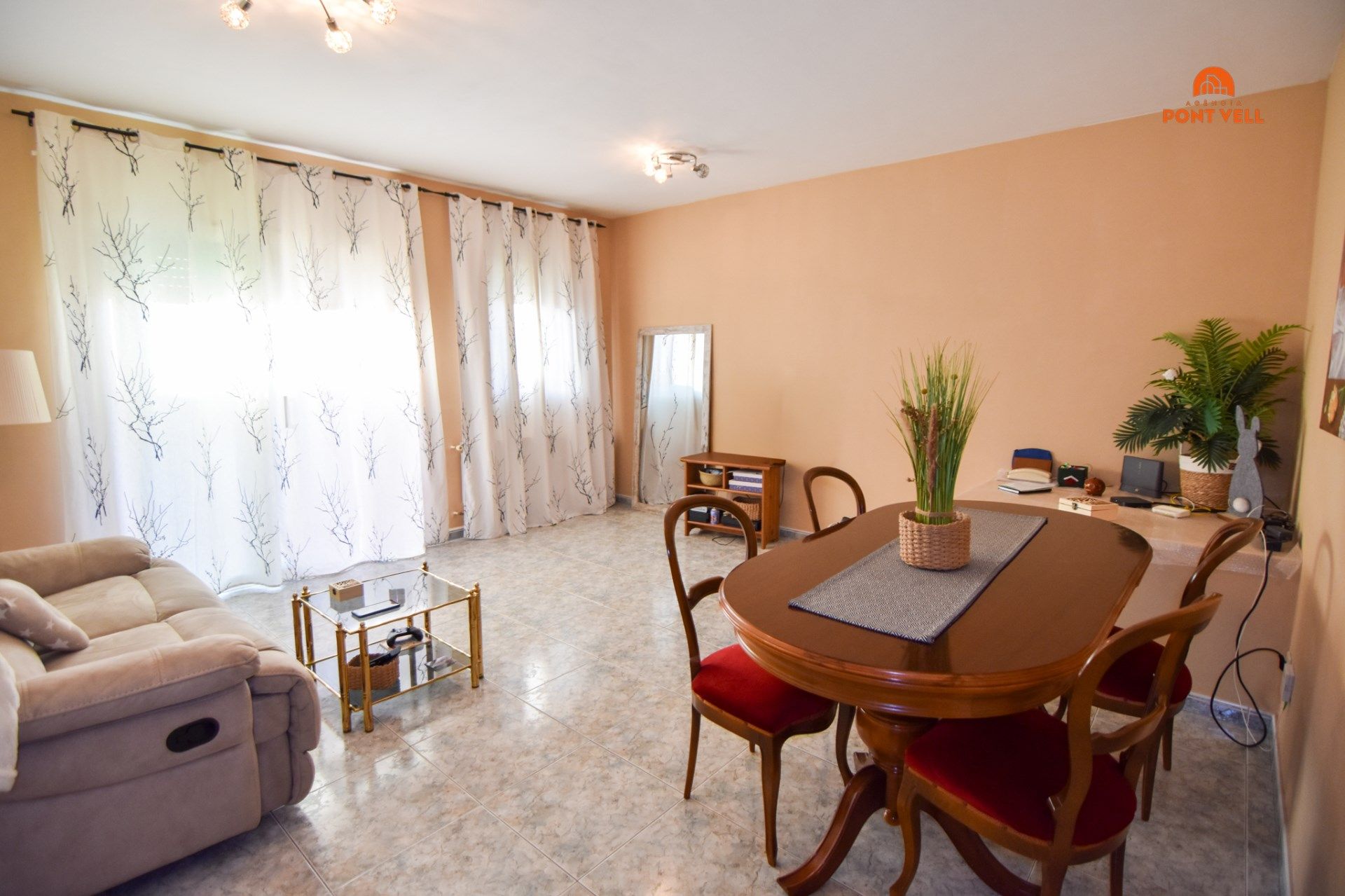 Sala d'estar de Casa adosada en venda en La Bisbal d'Empordà amb Aire condicionat, Calefacció i Terrassa