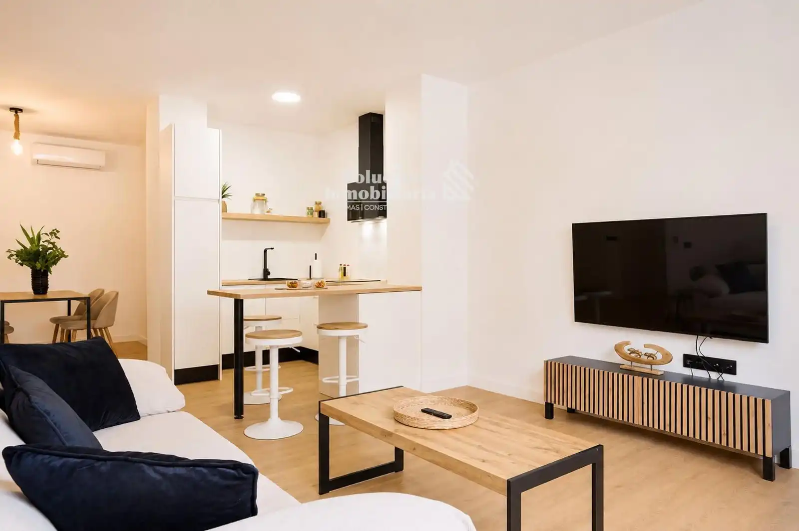 Sala d'estar de Estudi en venda en Salamanca amb Aire condicionat, Calefacció i Moblat