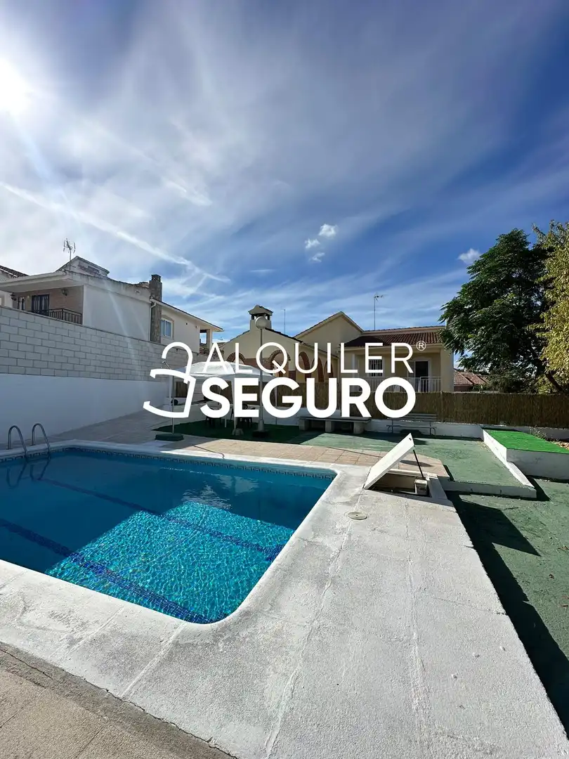 Exterior view of Houses for rent in Casarrubios del Monte  with Heating, Terrace and Storage room