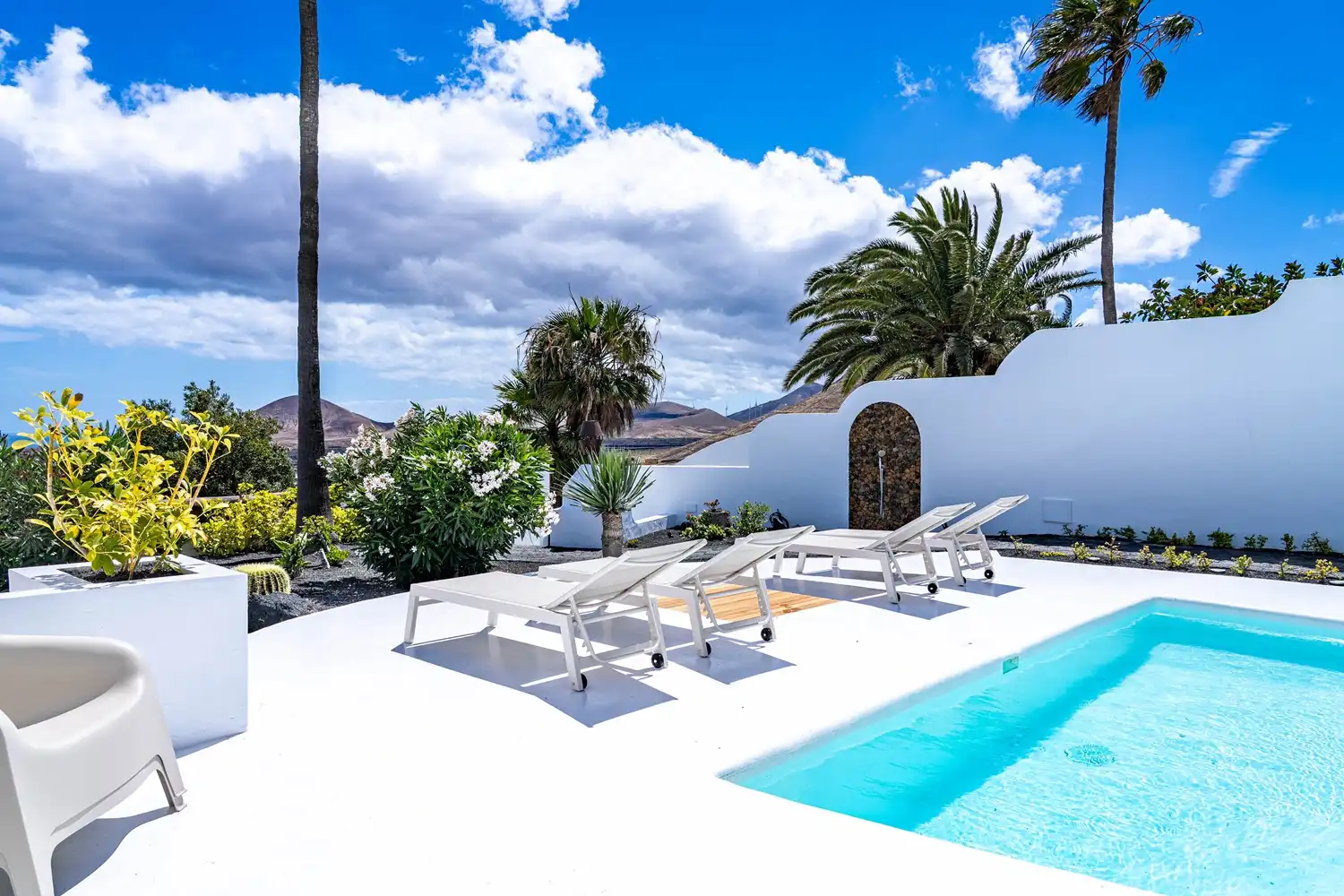 Vista exterior de Casa adosada en venda en Teguise amb Jardí privat, Terrassa i Piscina
