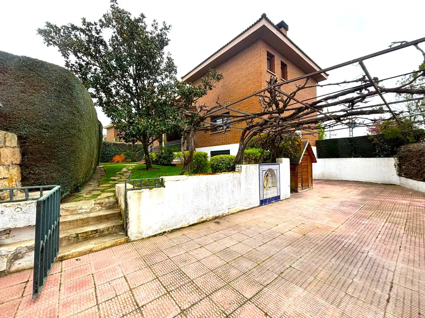 Vista exterior de Casa o xalet en venda en Pozuelo de Alarcón amb Aire condicionat, Calefacció i Jardí privat