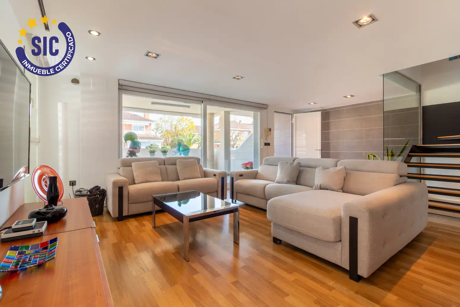 Sala d'estar de Casa adosada en venda en Sagunto / Sagunt amb Aire condicionat, Jardí privat i Parquet
