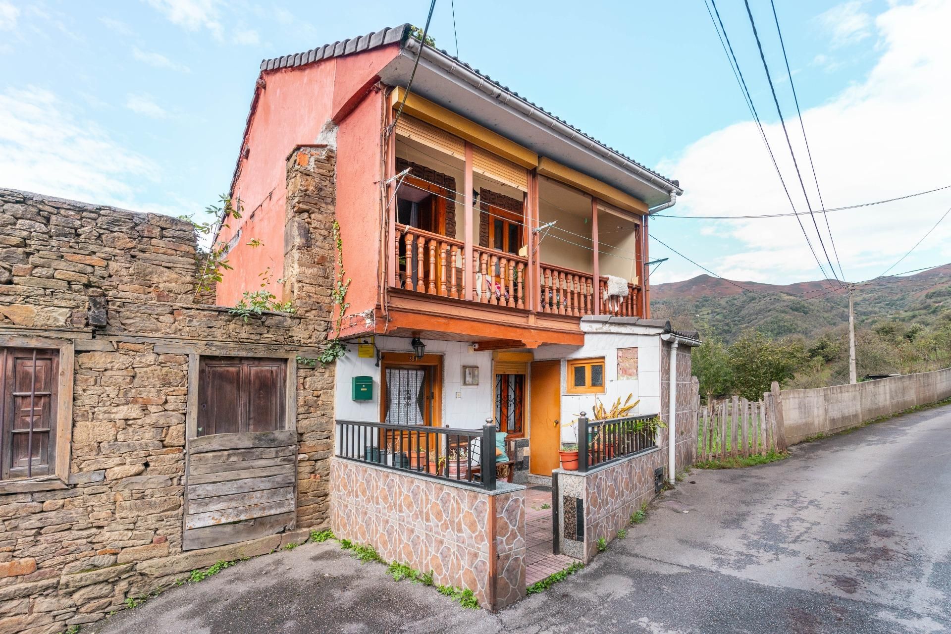 Vista exterior de Casa o xalet en venda en Mieres (Asturias) amb Calefacció, Terrassa i Balcó