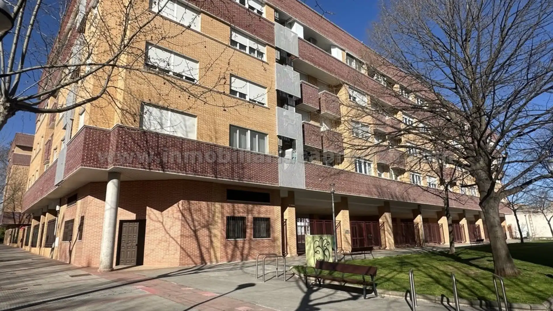 Vista exterior de Apartament en venda en  Logroño amb Calefacció, Parquet i Terrassa