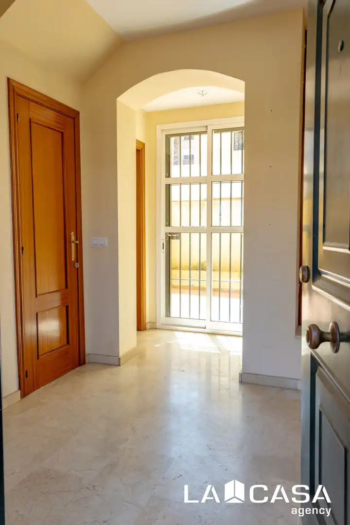 Casa adosada en venda en Dos Hermanas amb Terrassa, Traster i Balcó