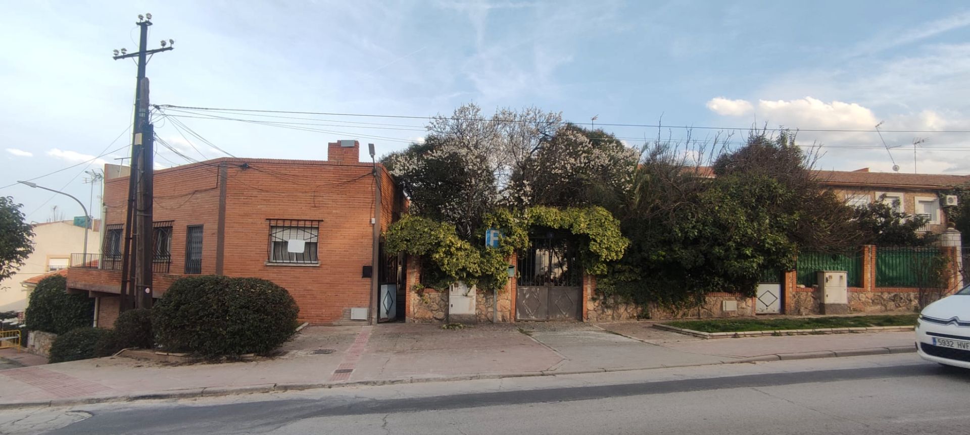 Vista exterior de Casa adosada en venda en Loeches amb Jardí privat, Terrassa i Balcó