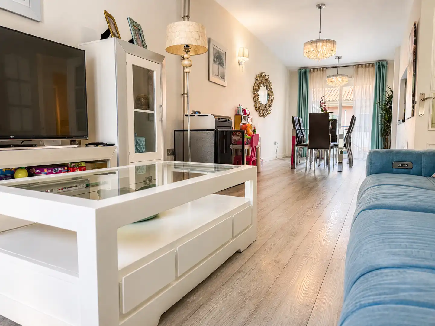 Sala de estar de Casa o chalet en venta en Alhaurín de la Torre con Aire acondicionado, Calefacción y Jardín privado