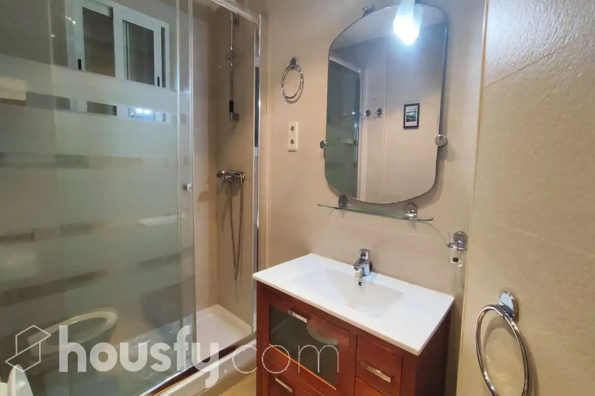 Bathroom of Flat for rent in Madrid  with Air Conditioner, Heating and Parquet flooring