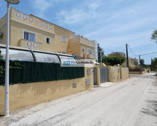 Vista exterior de Casa adosada en venda en Benicarló amb Aire condicionat, Terrassa i Piscina