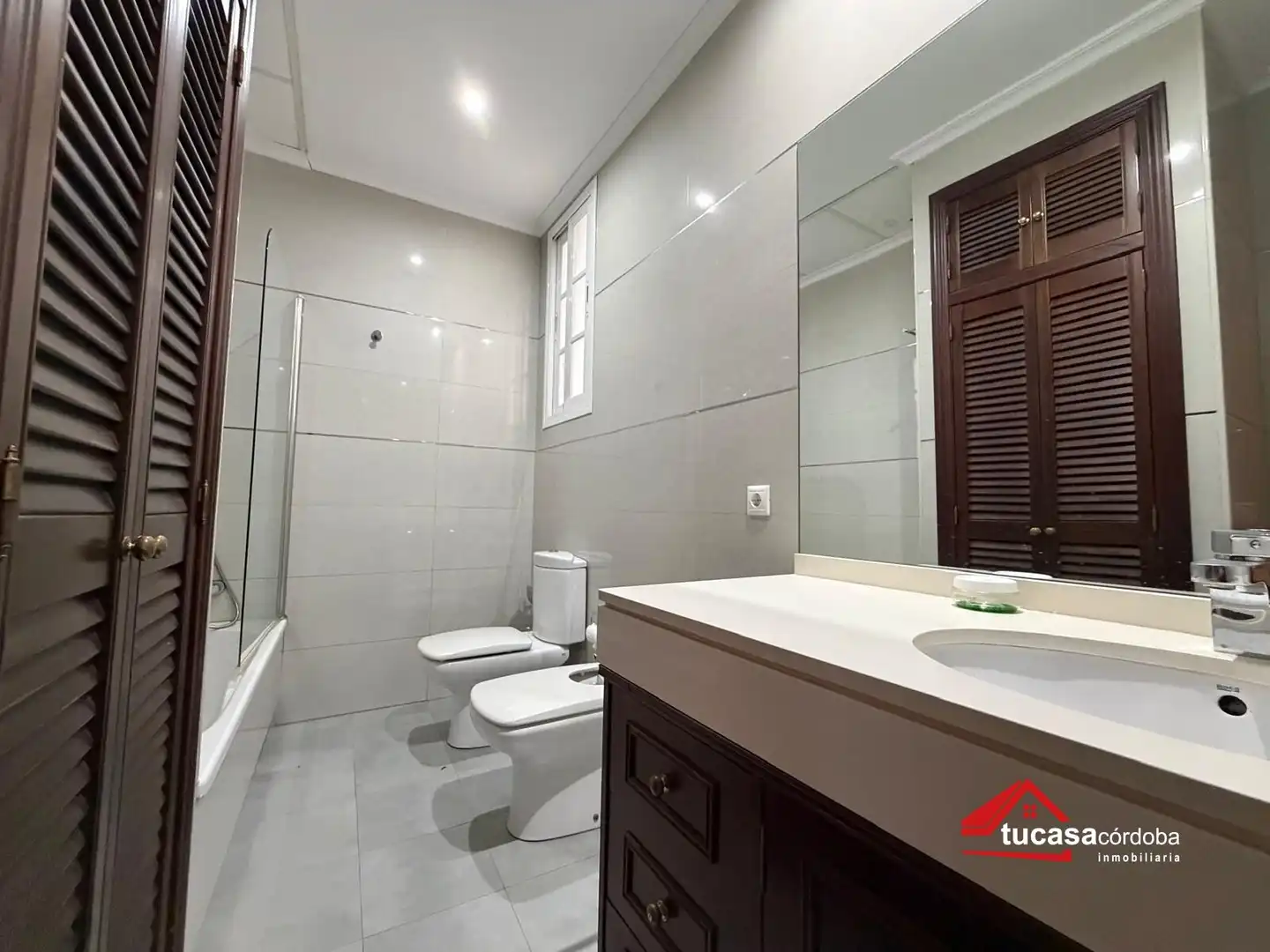 Baño de Piso en venta en Córdoba con Terraza, Trastero y Amueblado