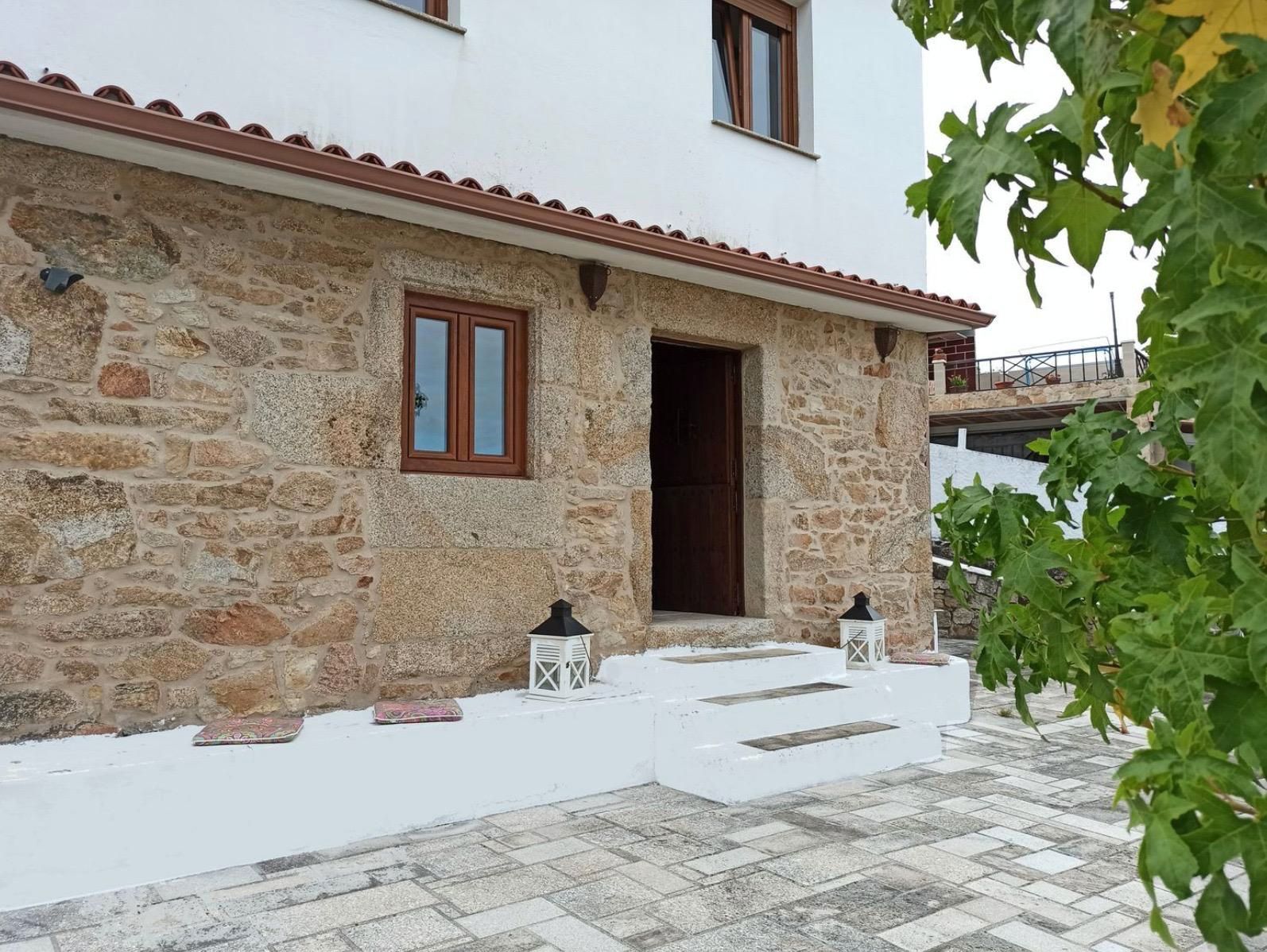 Vista exterior de Casa o xalet en venda en Ribeira amb Calefacció, Jardí privat i Piscina