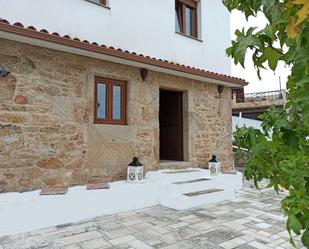 Vista exterior de Casa o xalet en venda en Ribeira amb Calefacció, Jardí privat i Piscina