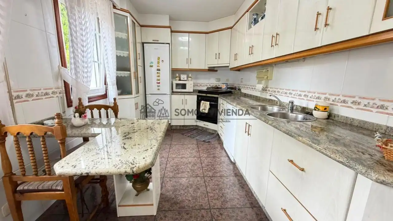 Cuina de Casa o xalet en venda en O Pereiro de Aguiar  amb Calefacció, Jardí privat i Terrassa