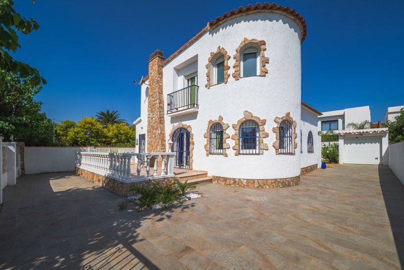Vista exterior de Casa o xalet en venda en Empuriabrava amb Aire condicionat i Calefacció